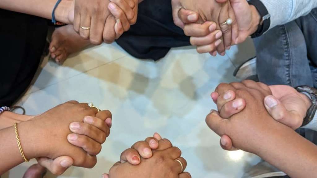 Tangan-tangan yang Bangkit